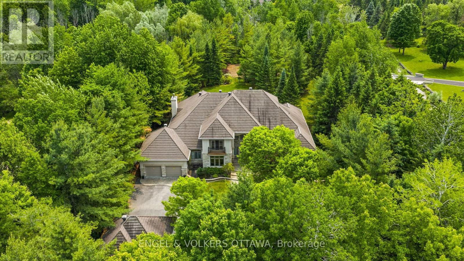 5800 QUEENSCOURT CRESCENT Image 40