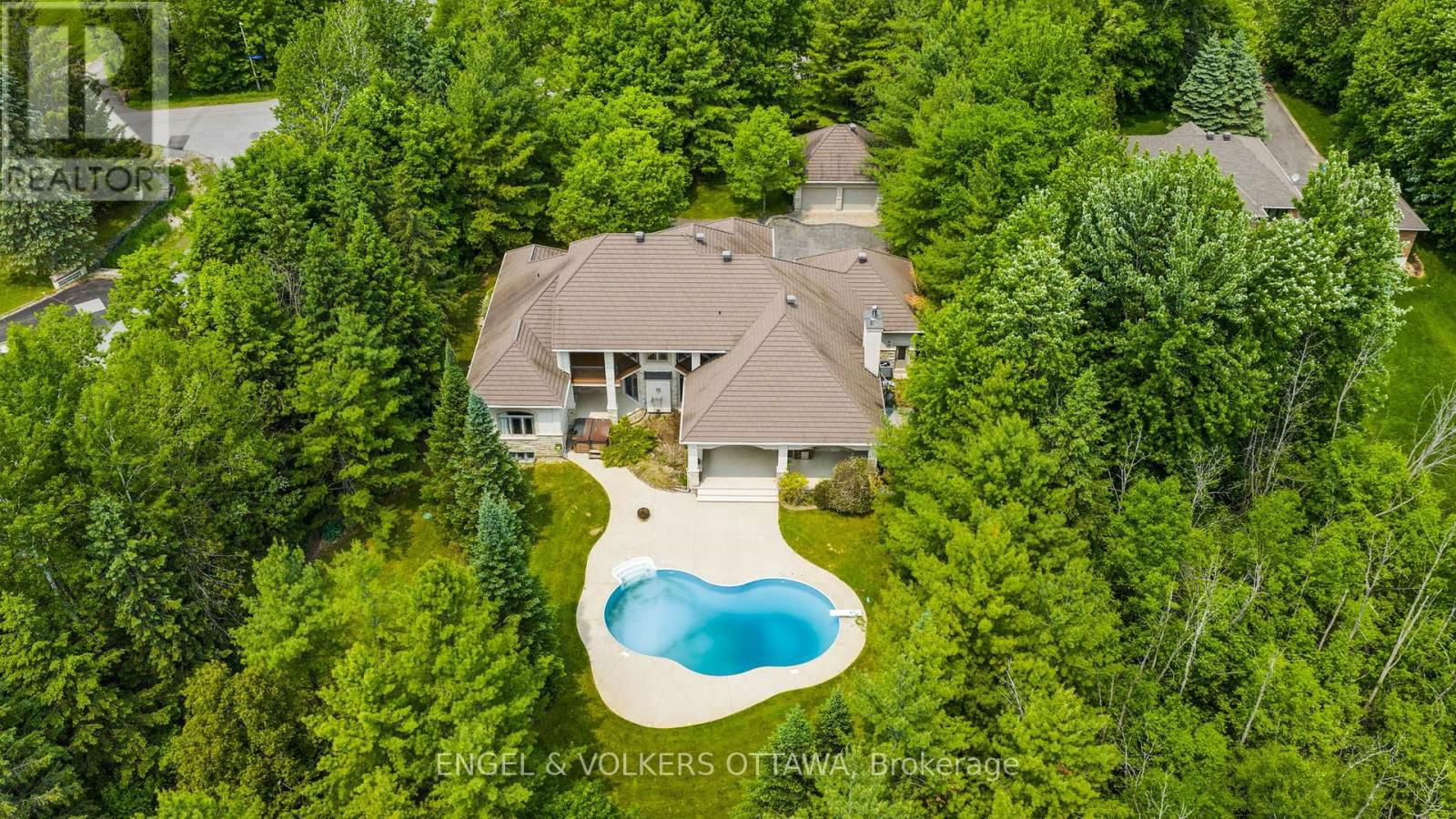 5800 QUEENSCOURT CRESCENT Image 41