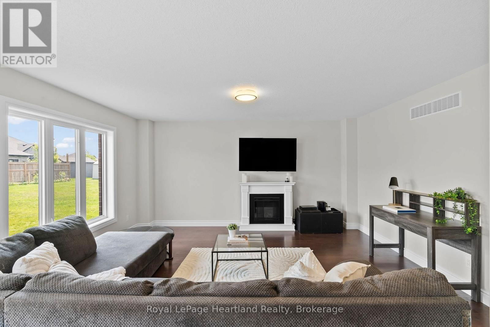 97 FORBES CRESCENT Image 26