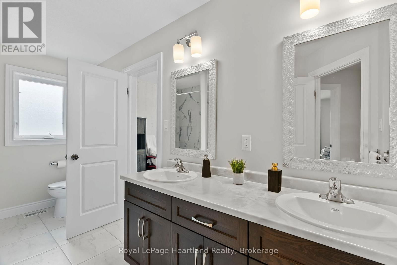 97 FORBES CRESCENT Image 33