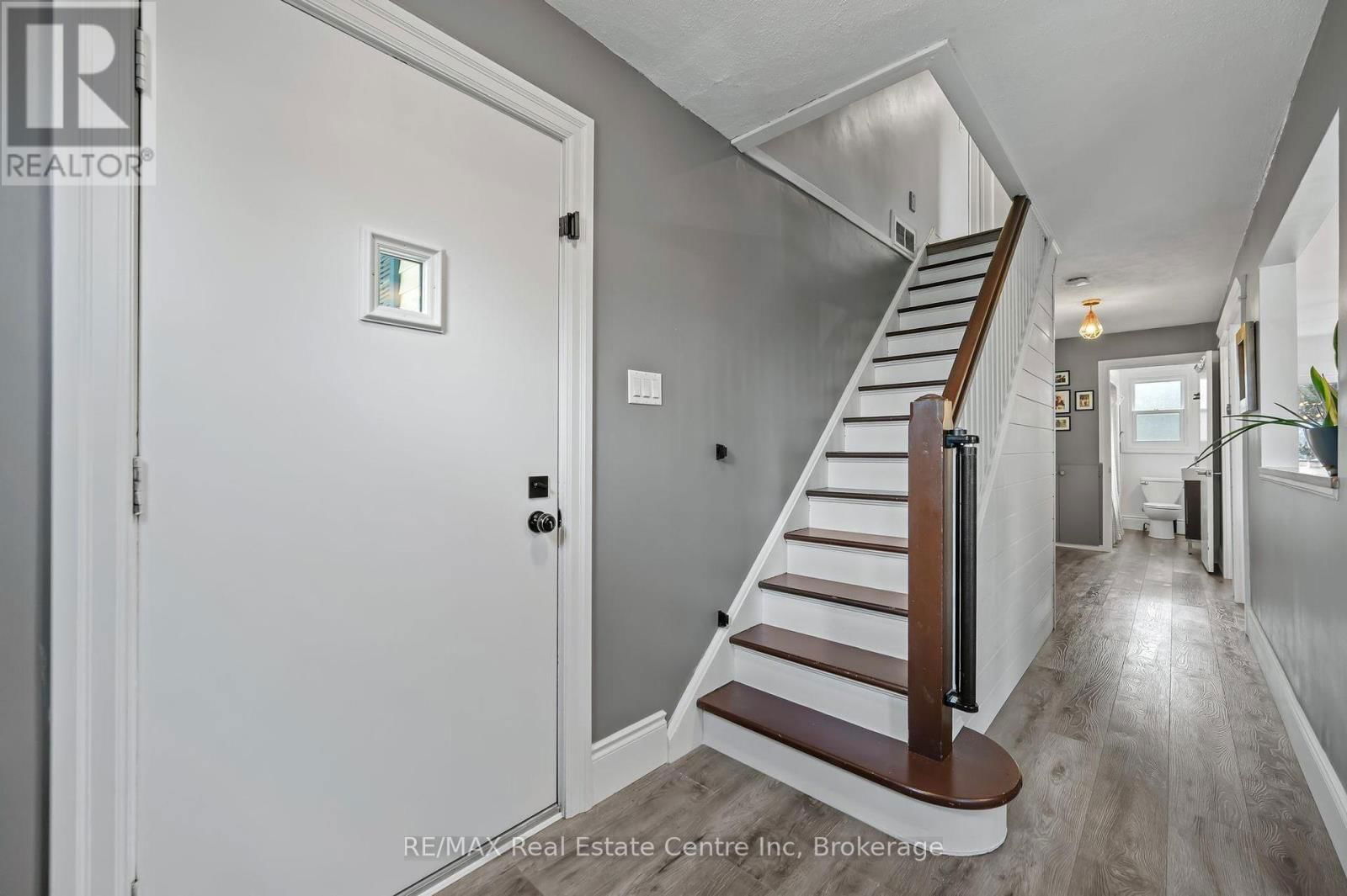 270 KATHLEEN STREET Image 17