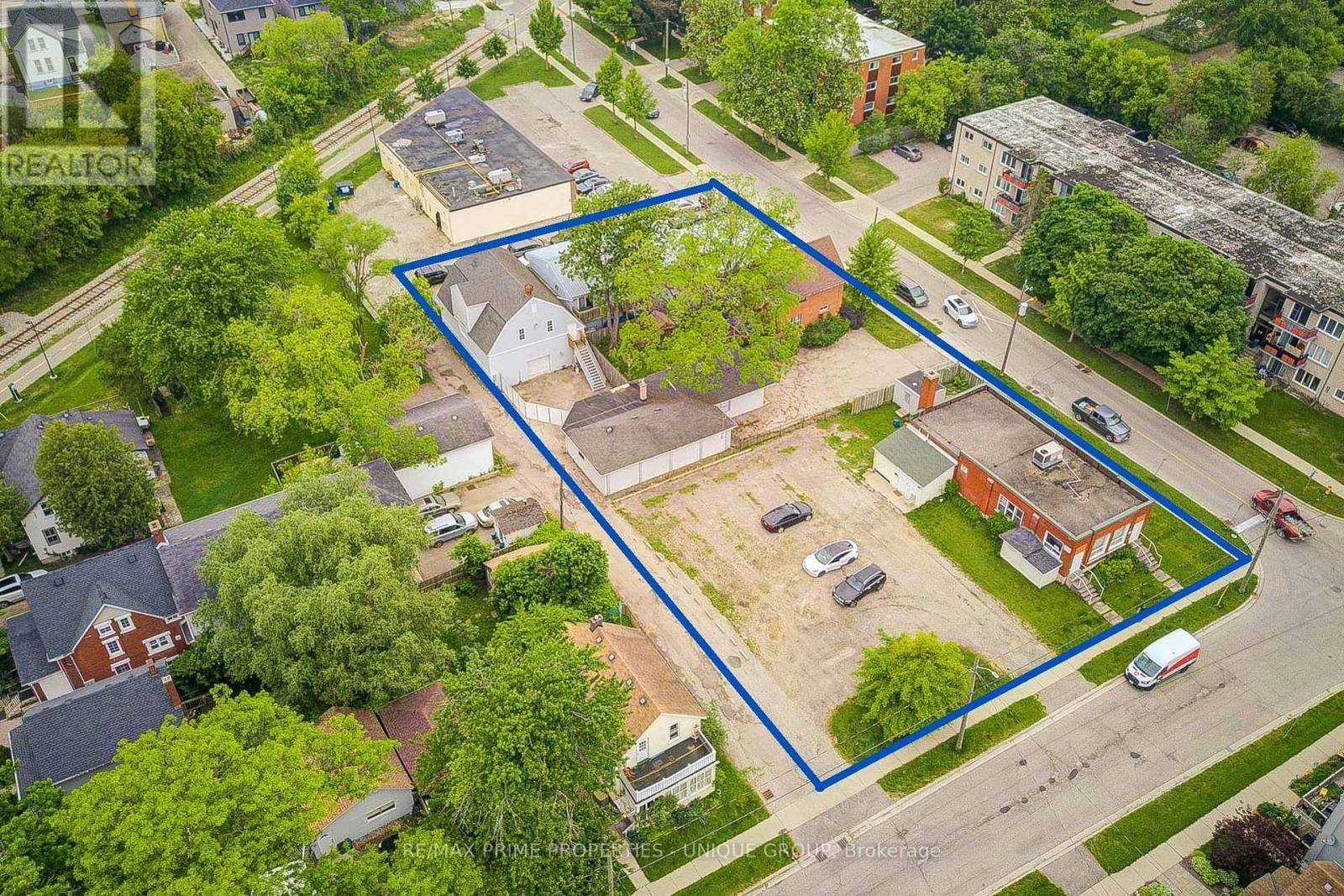 155 AHRENS STREET WEST Image 9