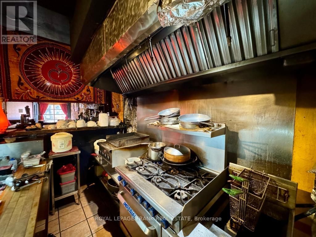 170 CHARLOTTE STREET Image 11