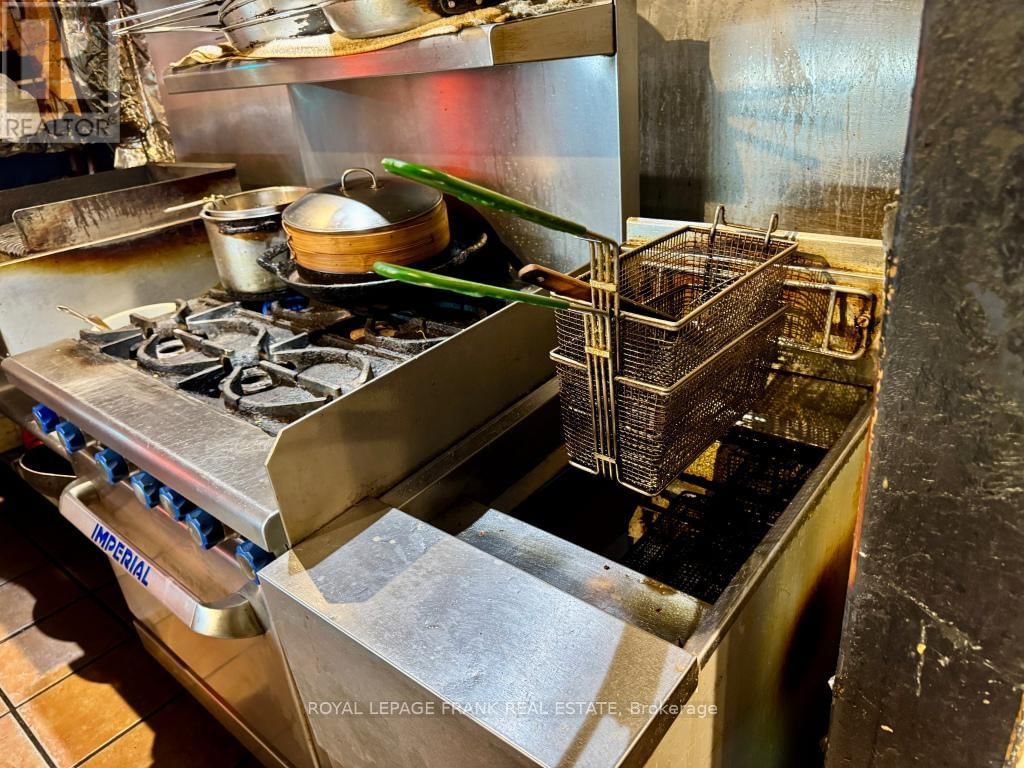 170 CHARLOTTE STREET Image 12