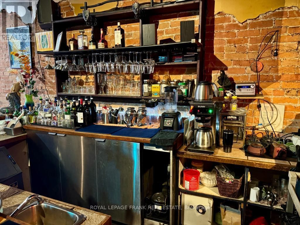 170 CHARLOTTE STREET Image 8