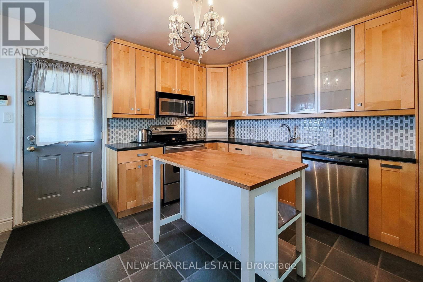 131 ERINDALE AVENUE Image 16