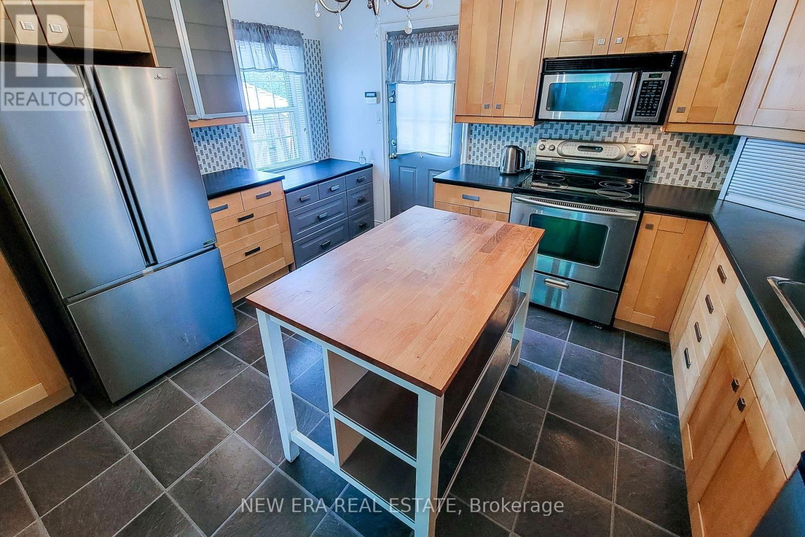 131 ERINDALE AVENUE Image 17