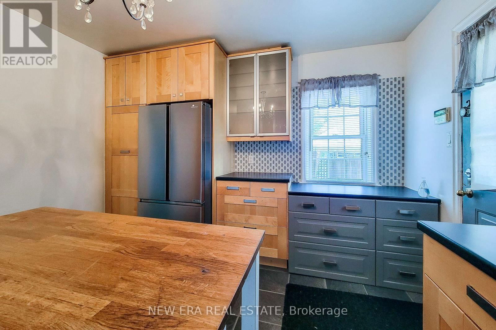 131 ERINDALE AVENUE Image 18