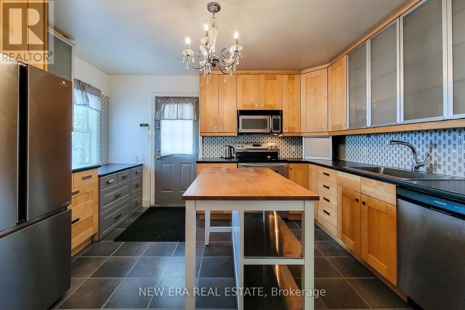 131 ERINDALE AVENUE Image 19