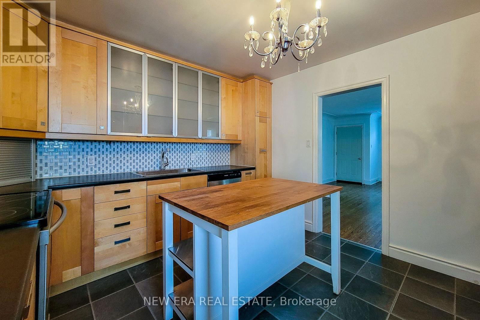 131 ERINDALE AVENUE Image 20