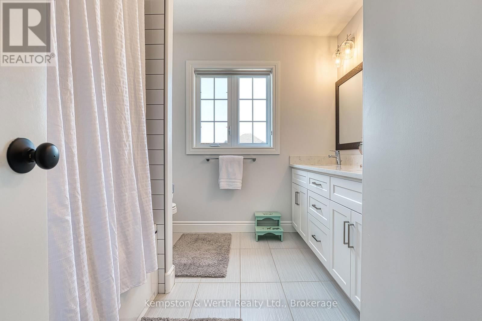 71 FORBES CRESCENT Image 25