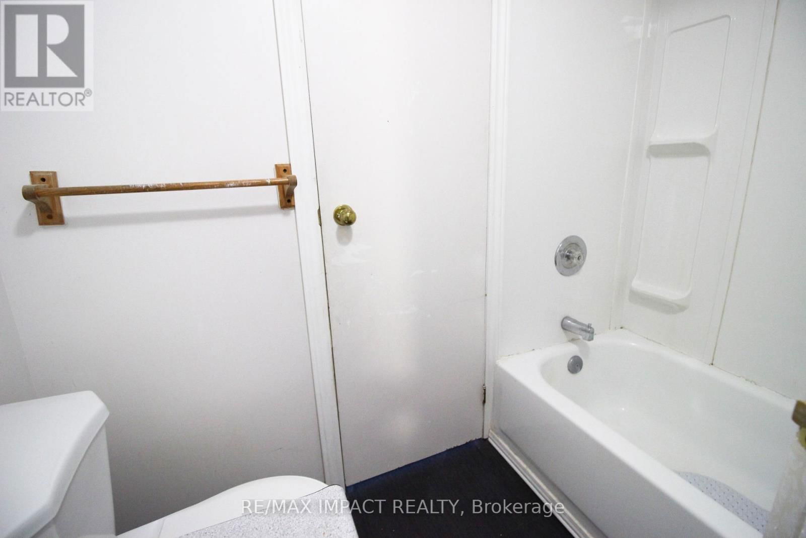 439 DIVISION STREET Image 10