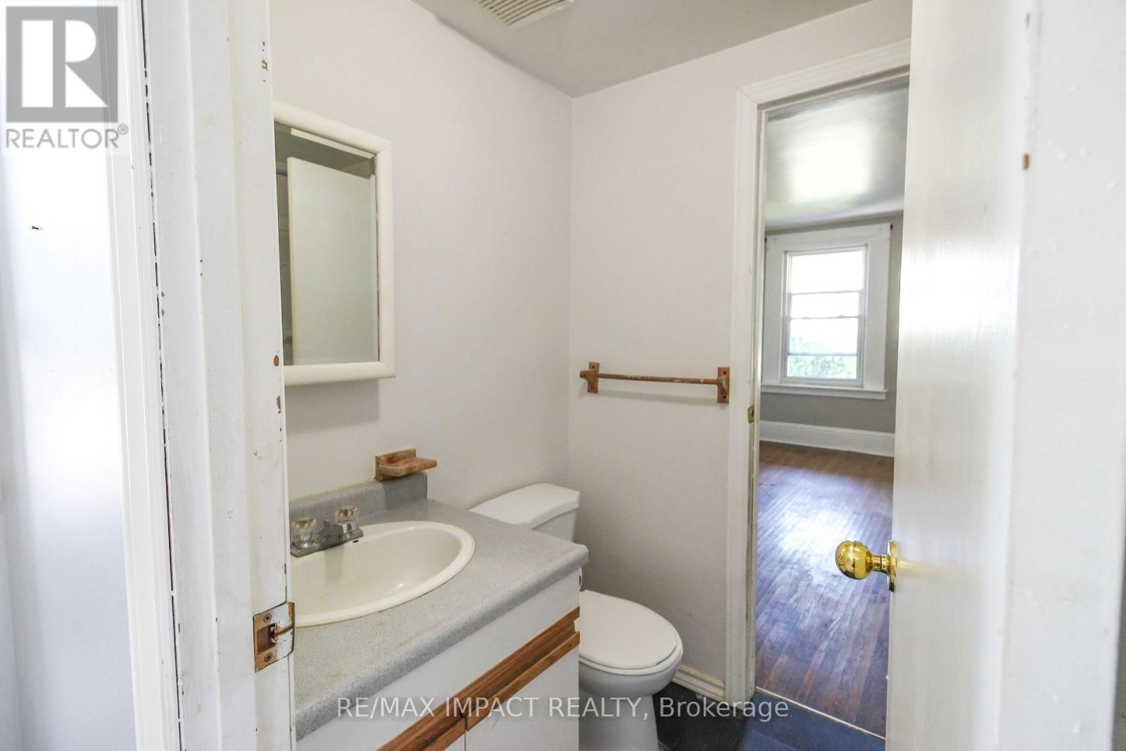 439 DIVISION STREET Image 11