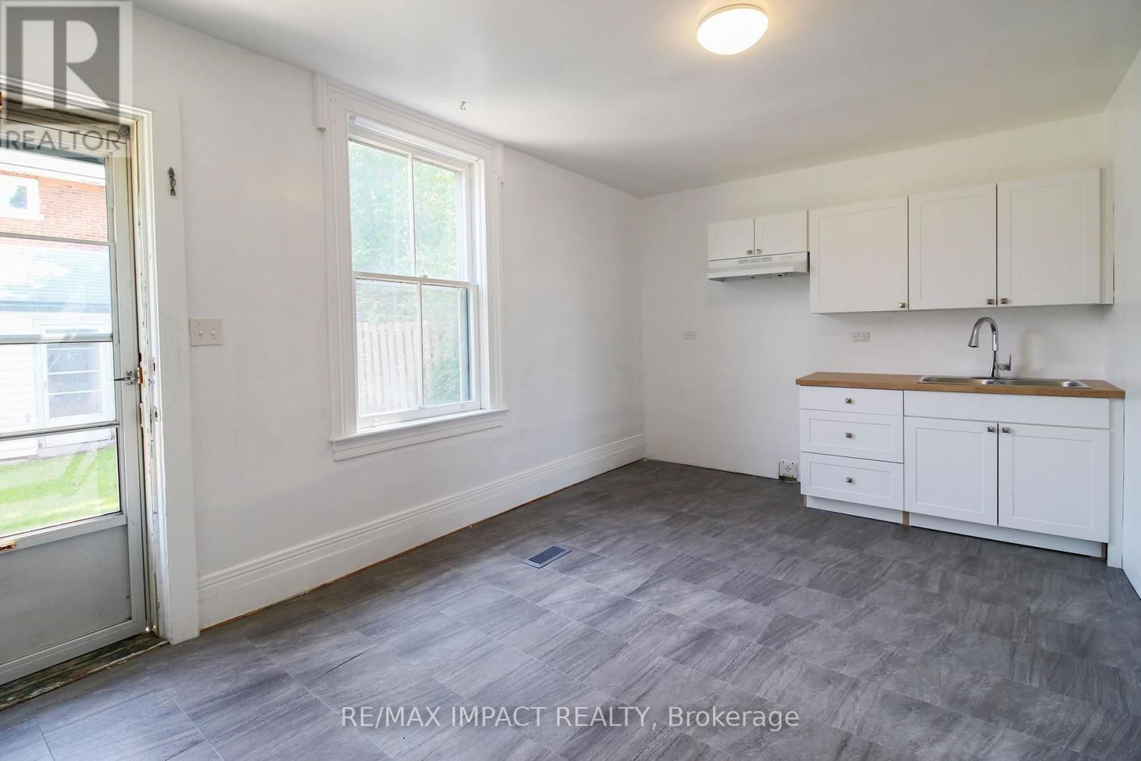 439 DIVISION STREET Image 14