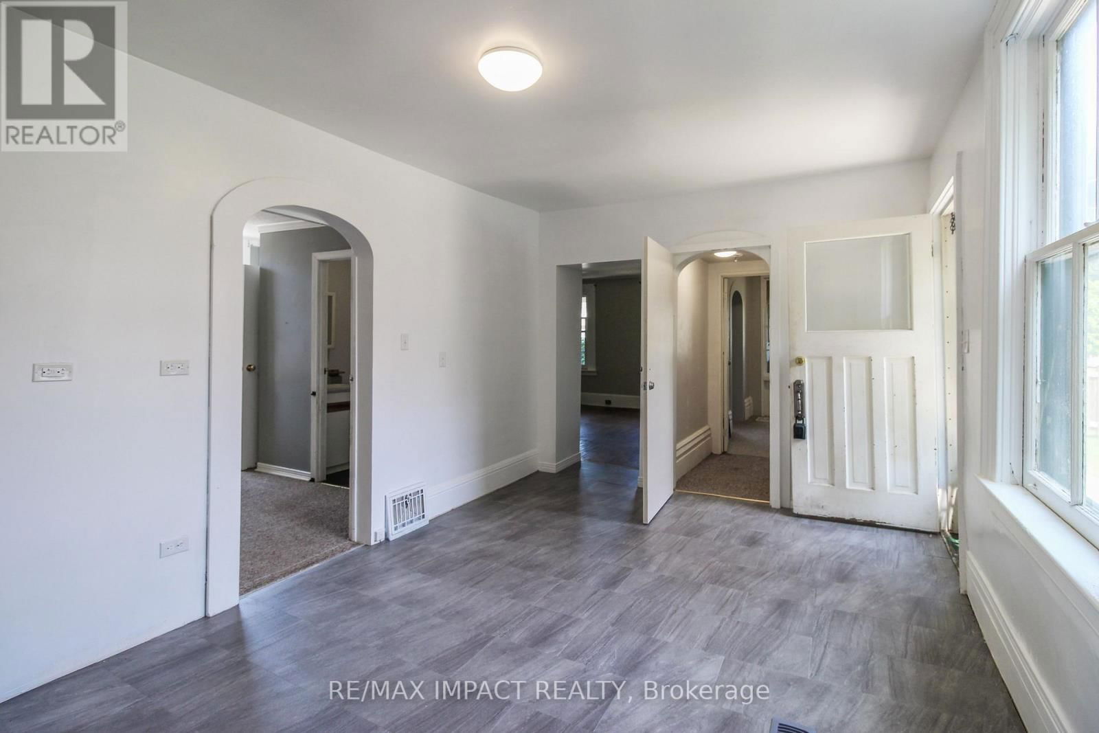 439 DIVISION STREET Image 15