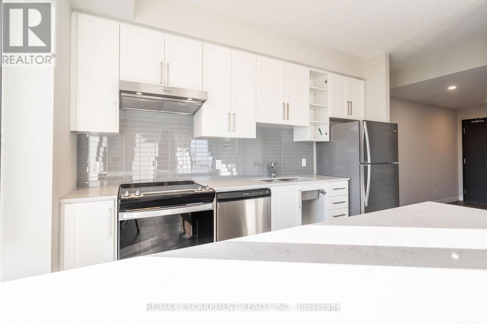 2014 - 15 QUEEN STREET SOUTH Image 4