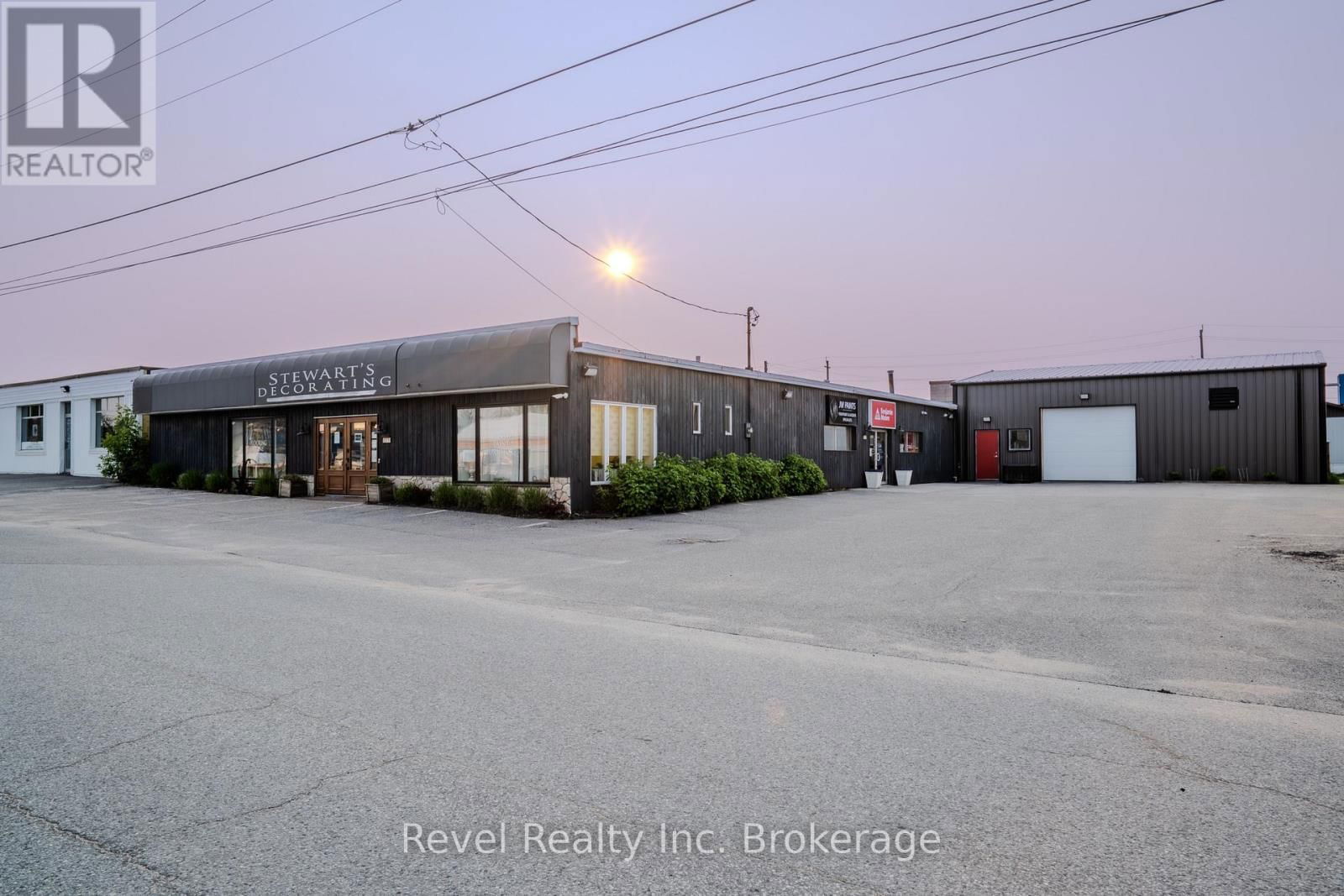 1370 REGINA STREET Image 48