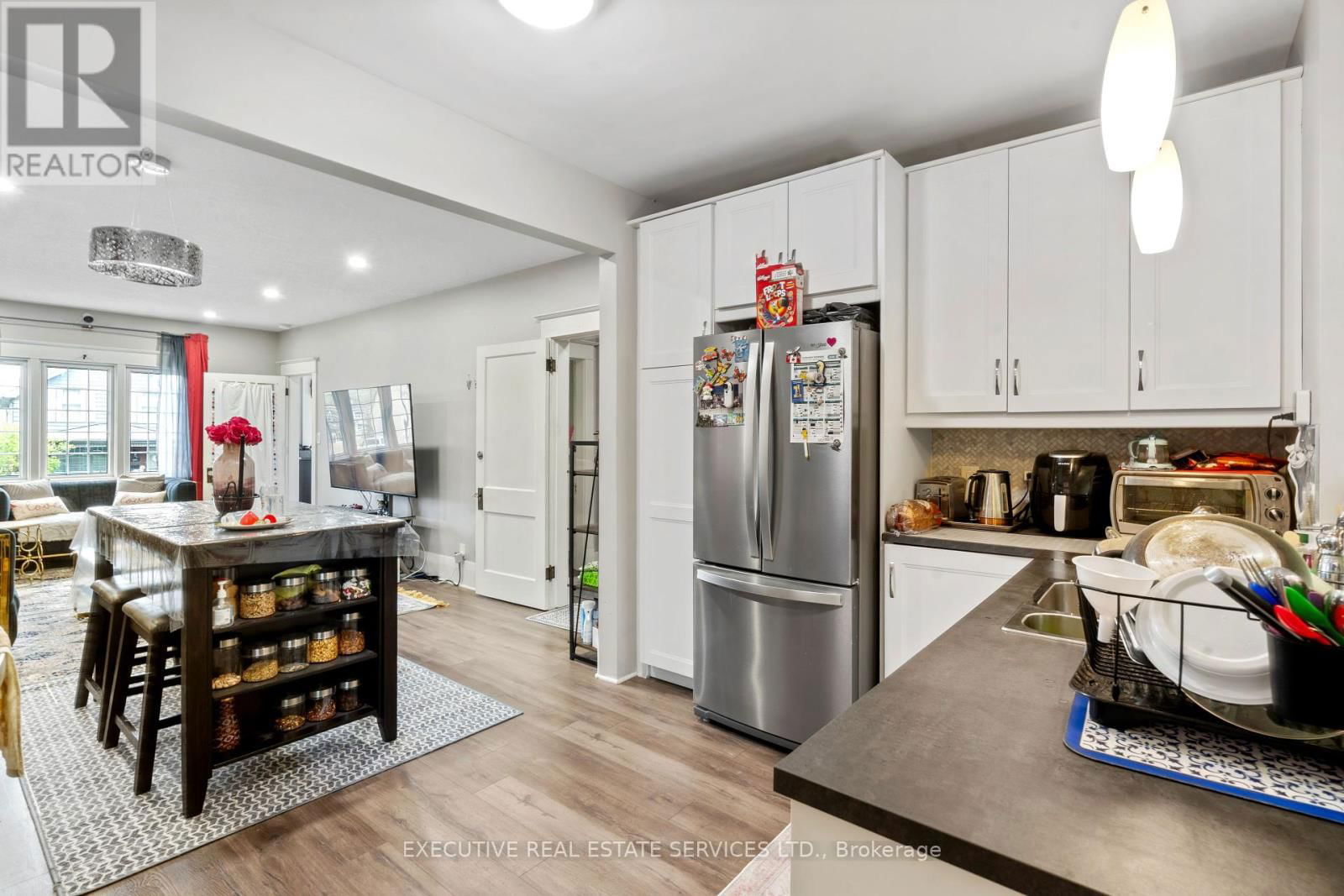 594 HIGHBURY AVENUE Image 12