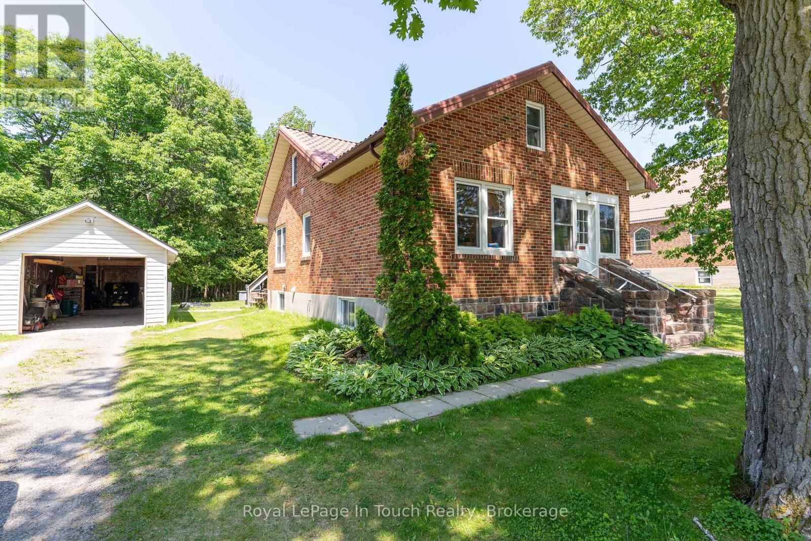 2596 HONEY HARBOUR ROAD Image 2