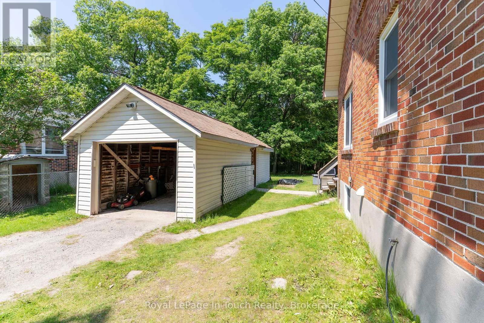 2596 HONEY HARBOUR ROAD Image 21