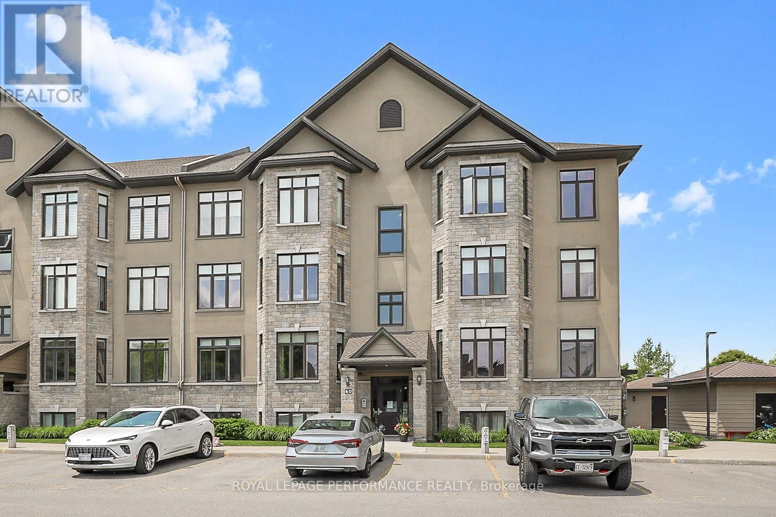 2 - 40 PRESTIGE CIRCLE Image 1