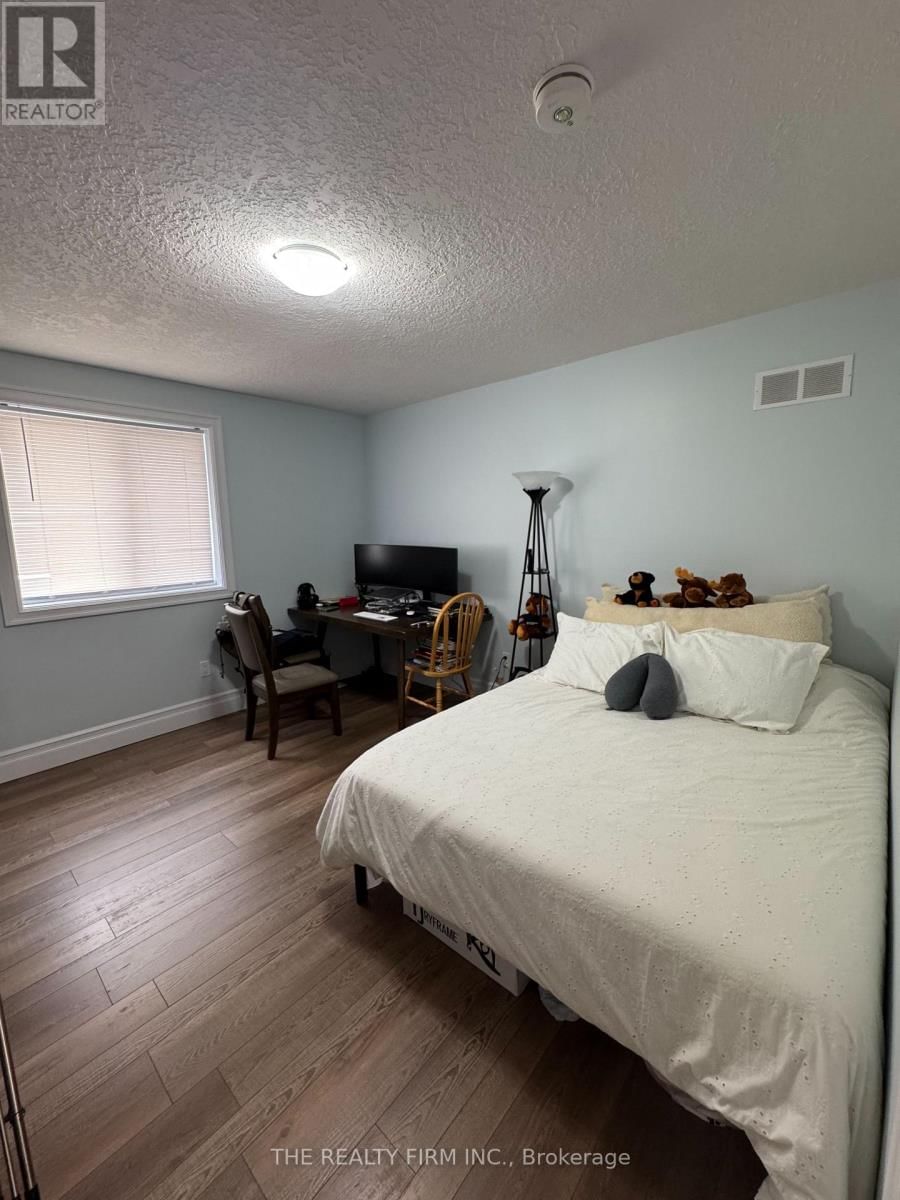 UPPER - 515 BURBROOK PLACE Image 2