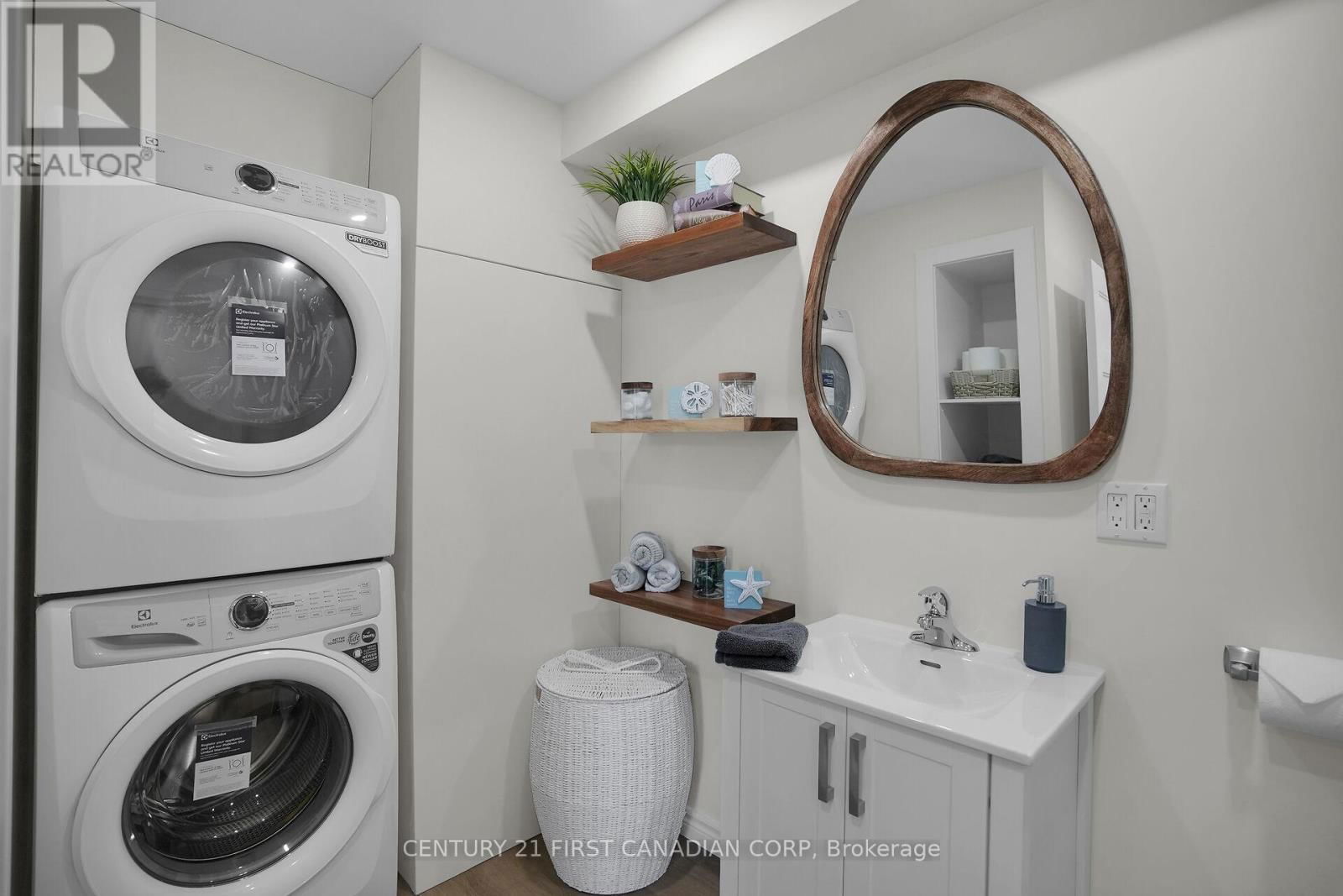 134 MAUD STREET Image 10