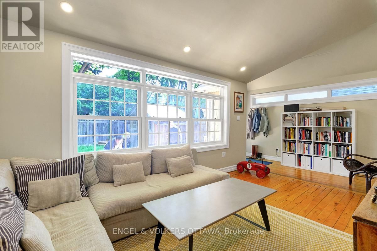 461 GOLDEN AVENUE Image 19