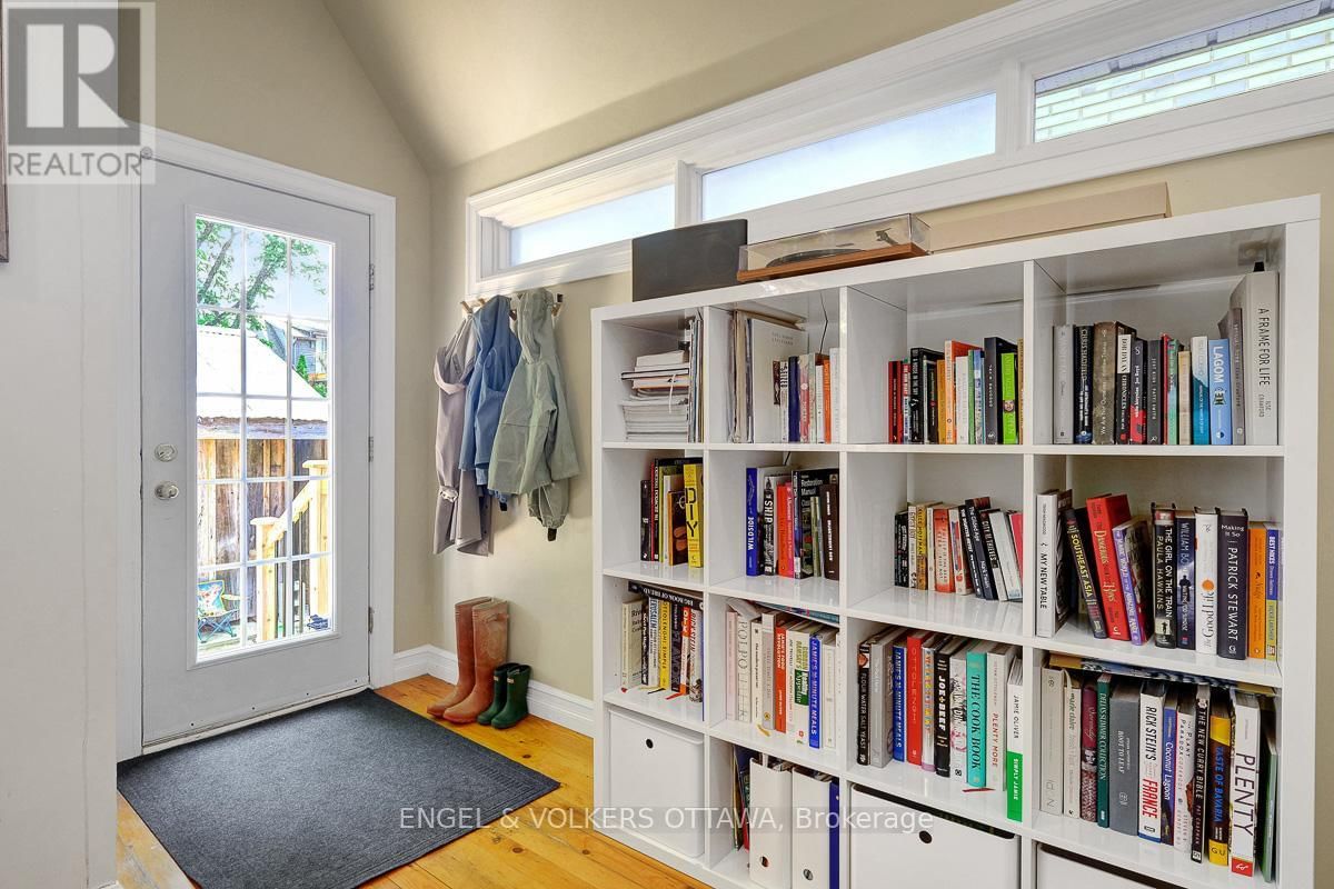 461 GOLDEN AVENUE Image 21