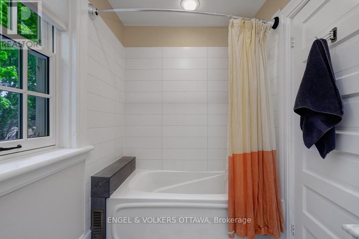 461 GOLDEN AVENUE Image 24