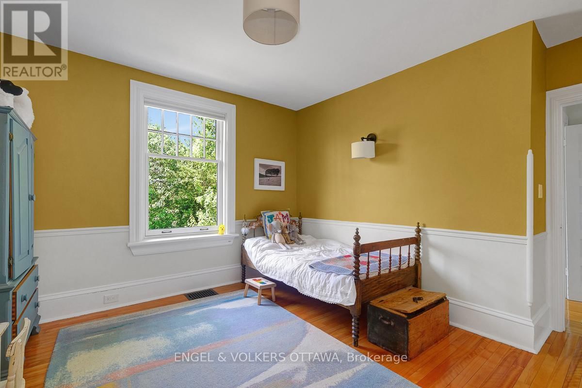 461 GOLDEN AVENUE Image 25