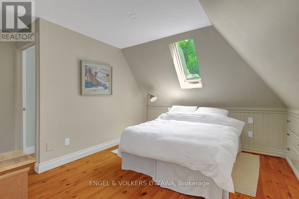461 GOLDEN AVENUE Image 28