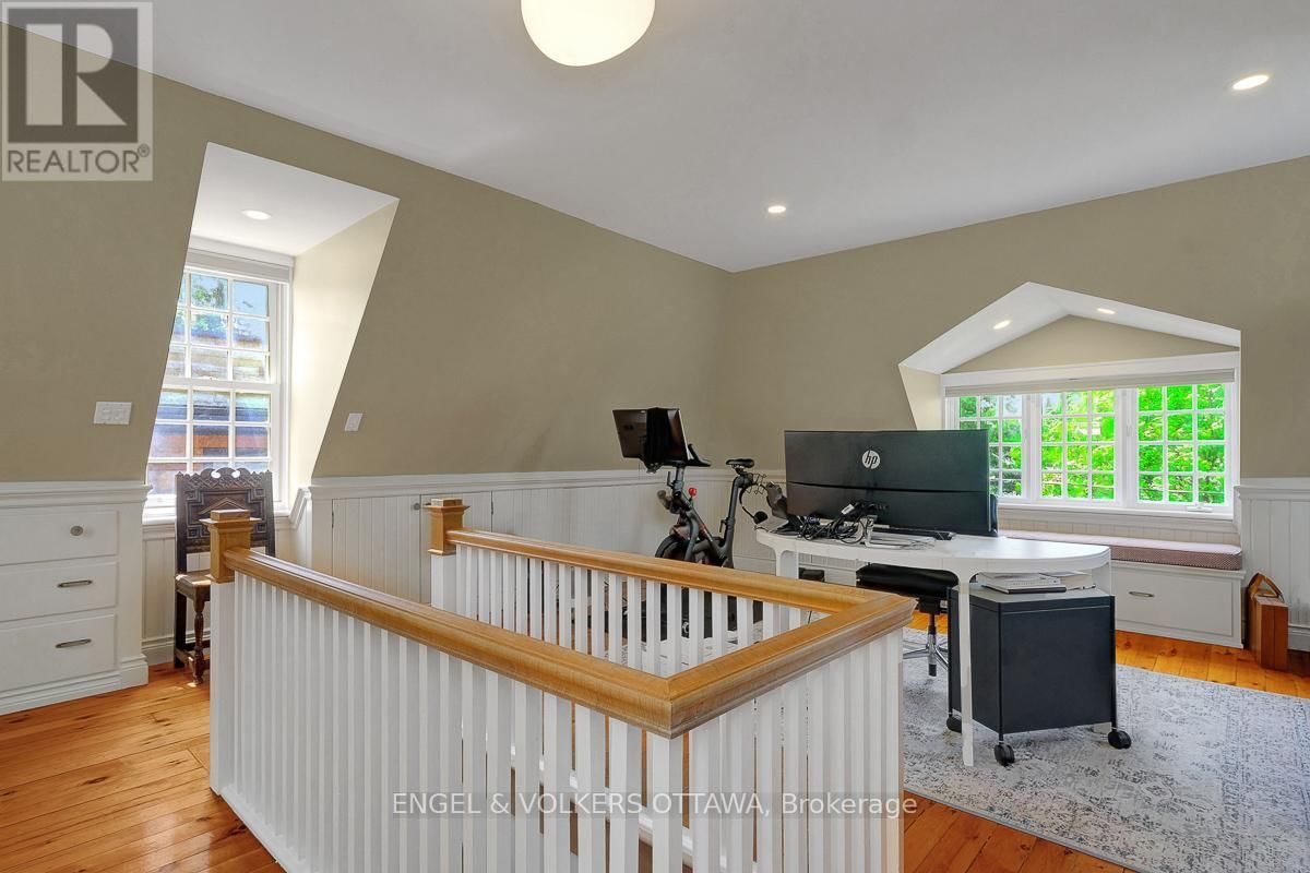 461 GOLDEN AVENUE Image 29