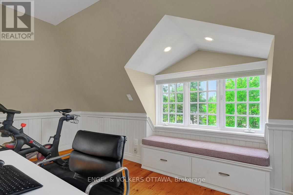 461 GOLDEN AVENUE Image 30