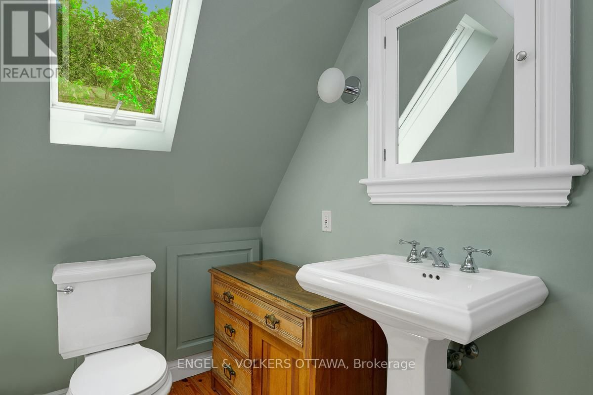 461 GOLDEN AVENUE Image 31