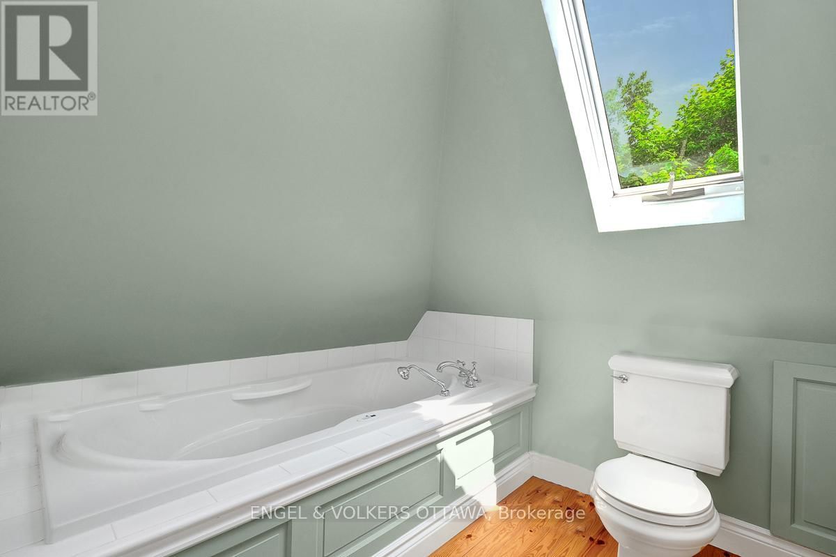 461 GOLDEN AVENUE Image 32