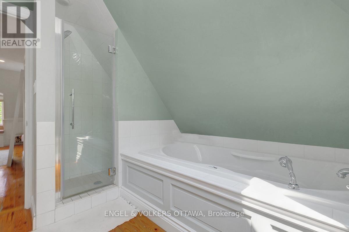 461 GOLDEN AVENUE Image 33