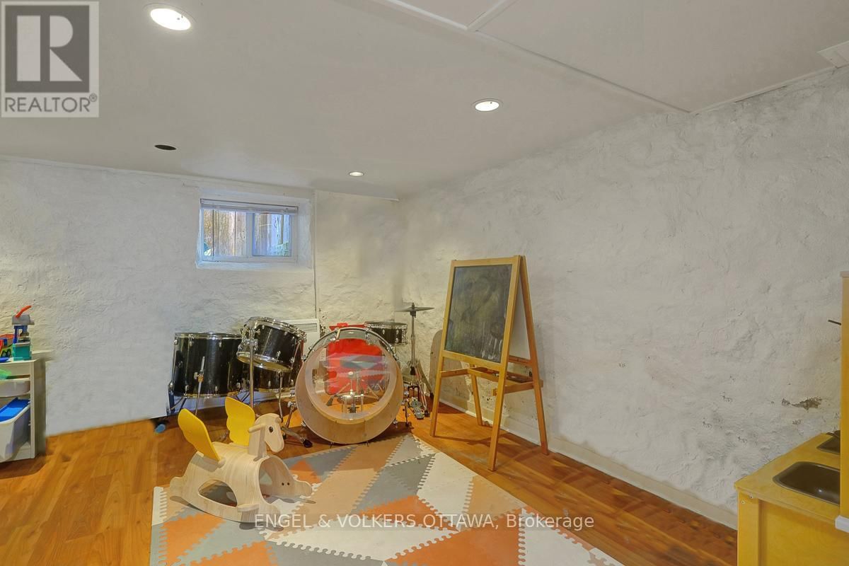 461 GOLDEN AVENUE Image 34
