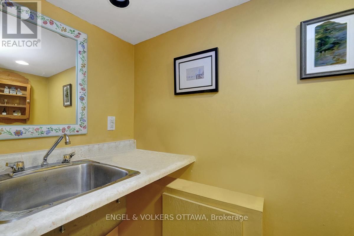 461 GOLDEN AVENUE Image 35