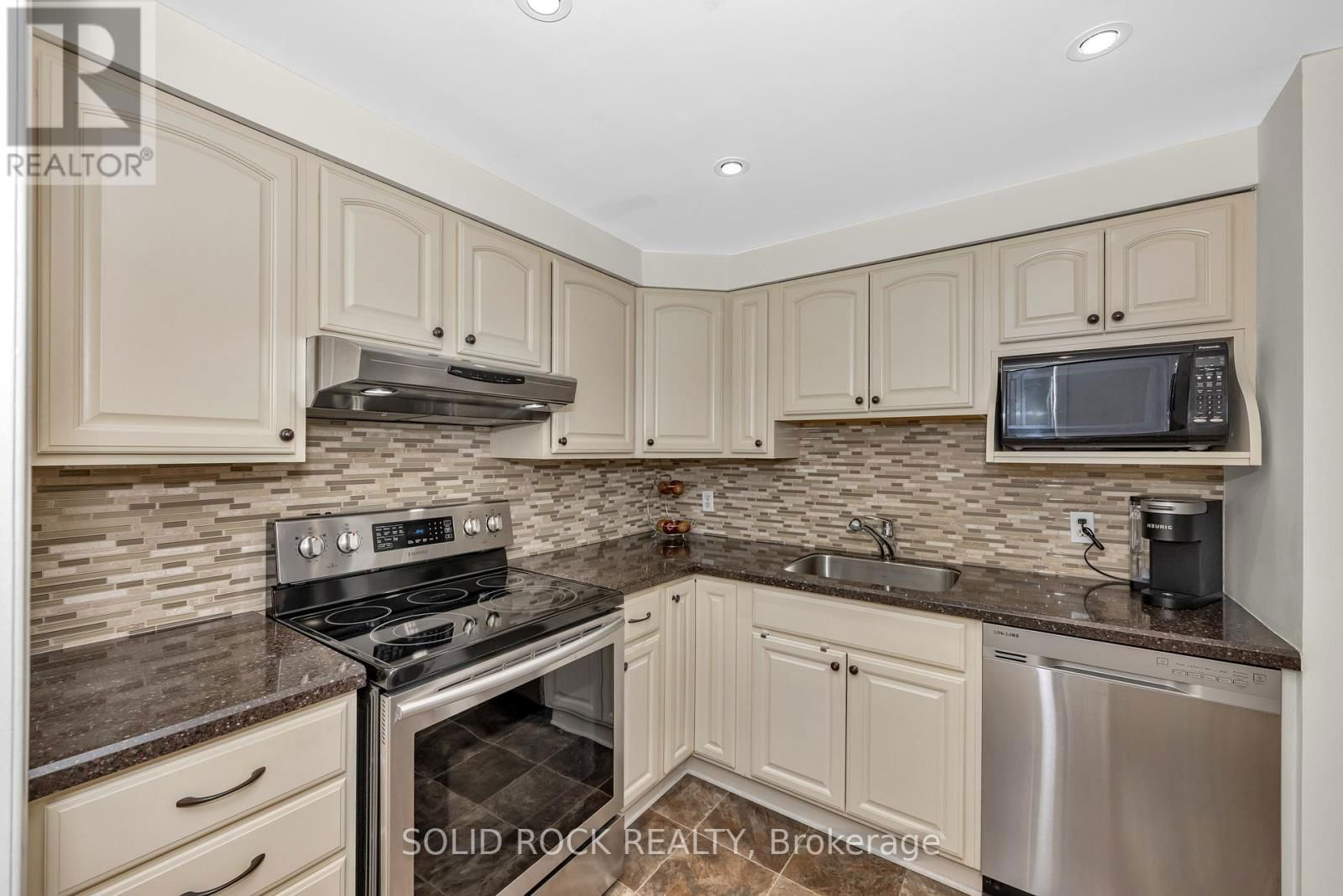 302 - 939 NORTH RIVER ROAD Image 6
