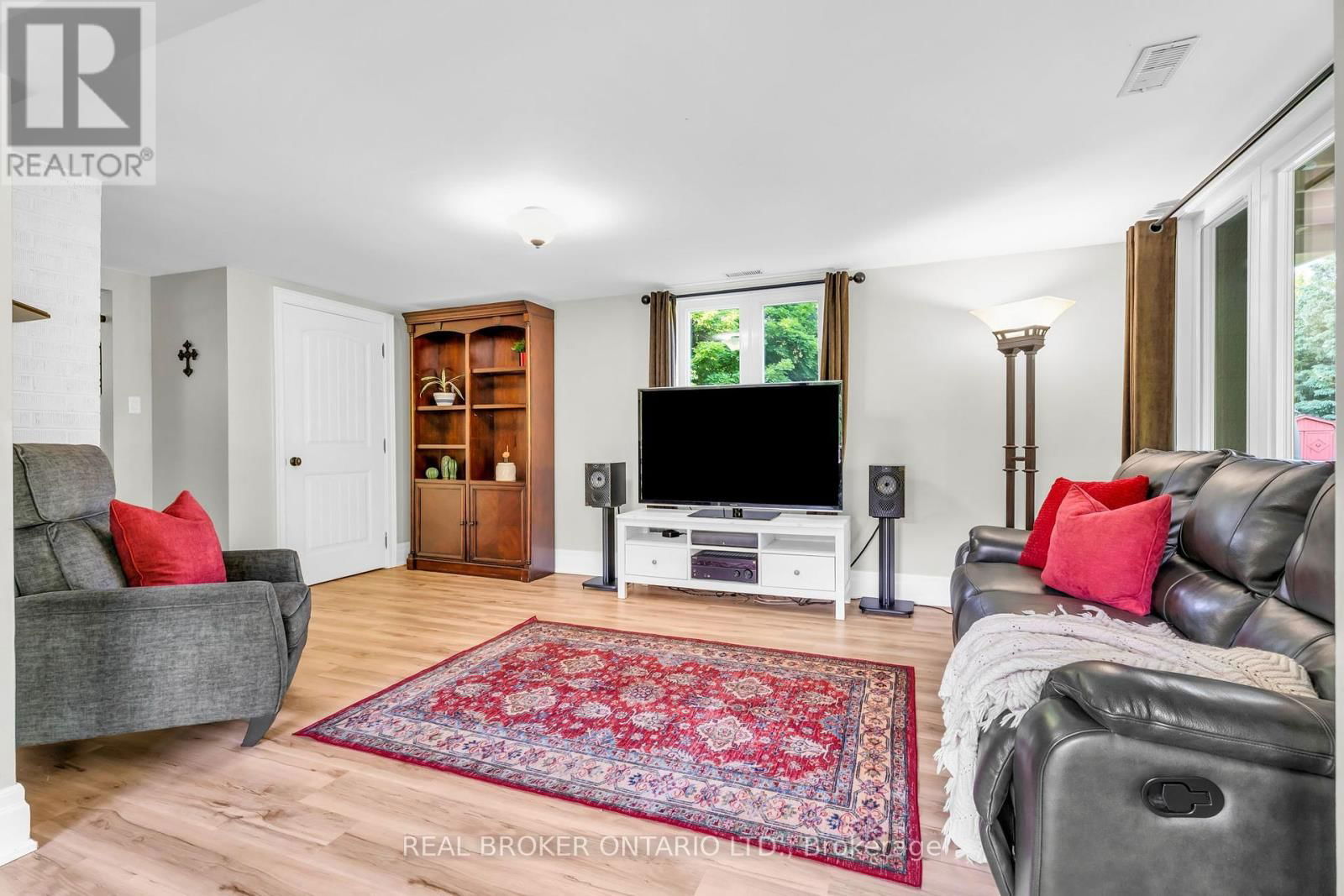 7 VICTORIA HEIGHTS Image 31