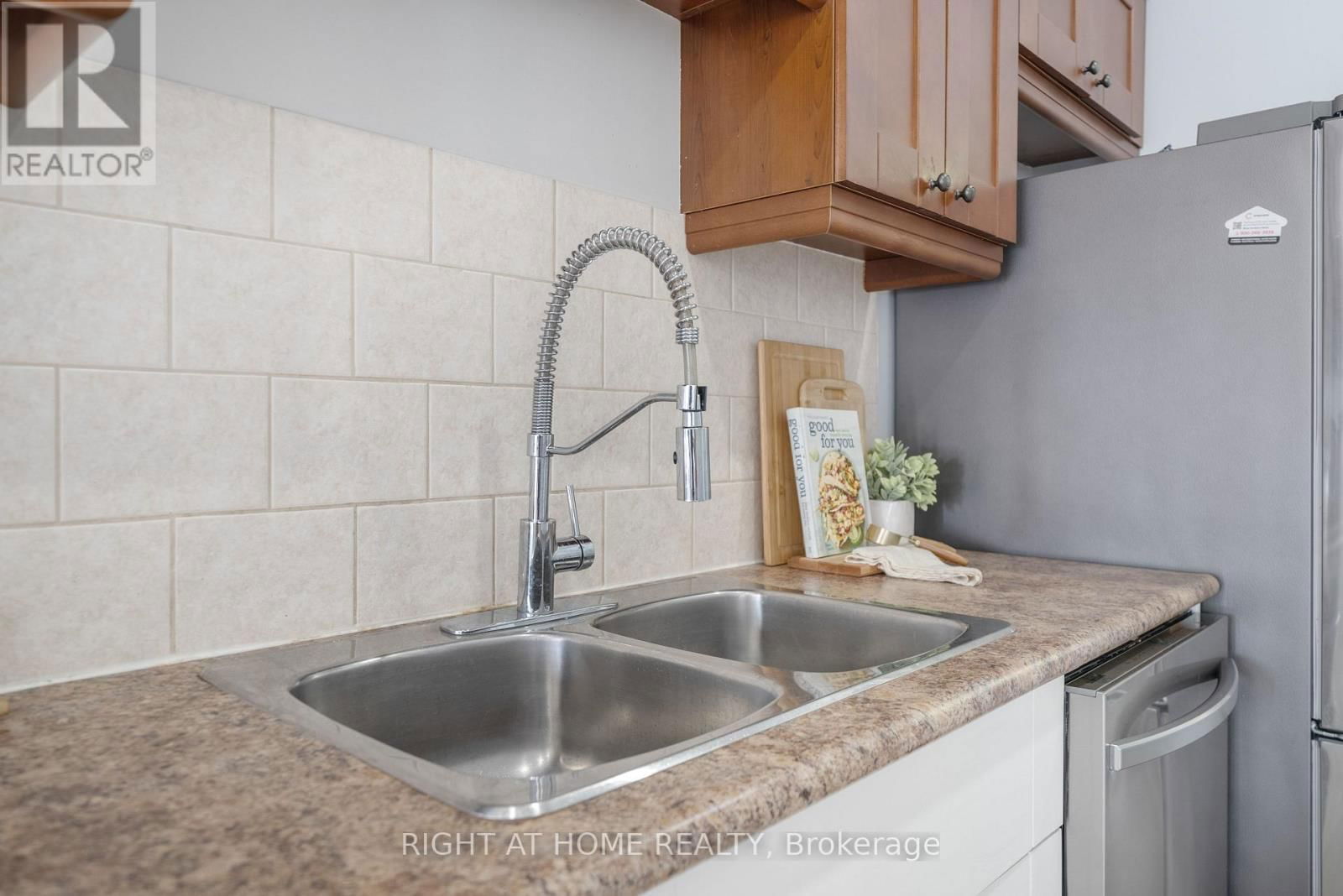 374 MARGARET STREET Image 11