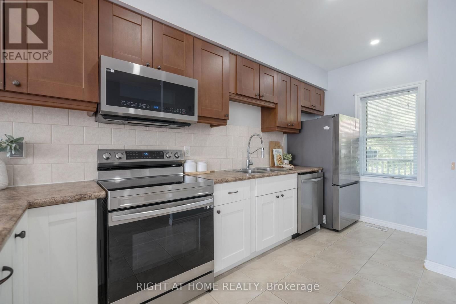 374 MARGARET STREET Image 12