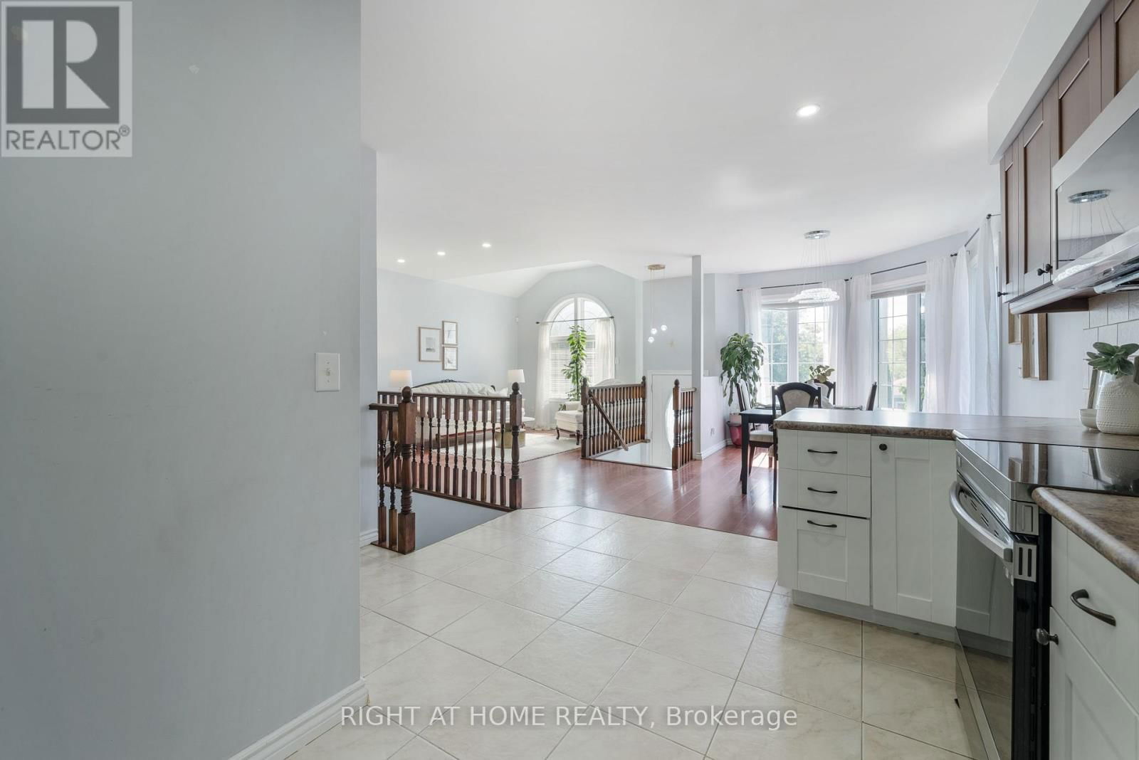 374 MARGARET STREET Image 13