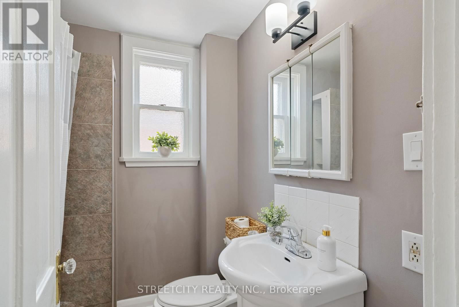 239 HIGHBURY AVENUE Image 19