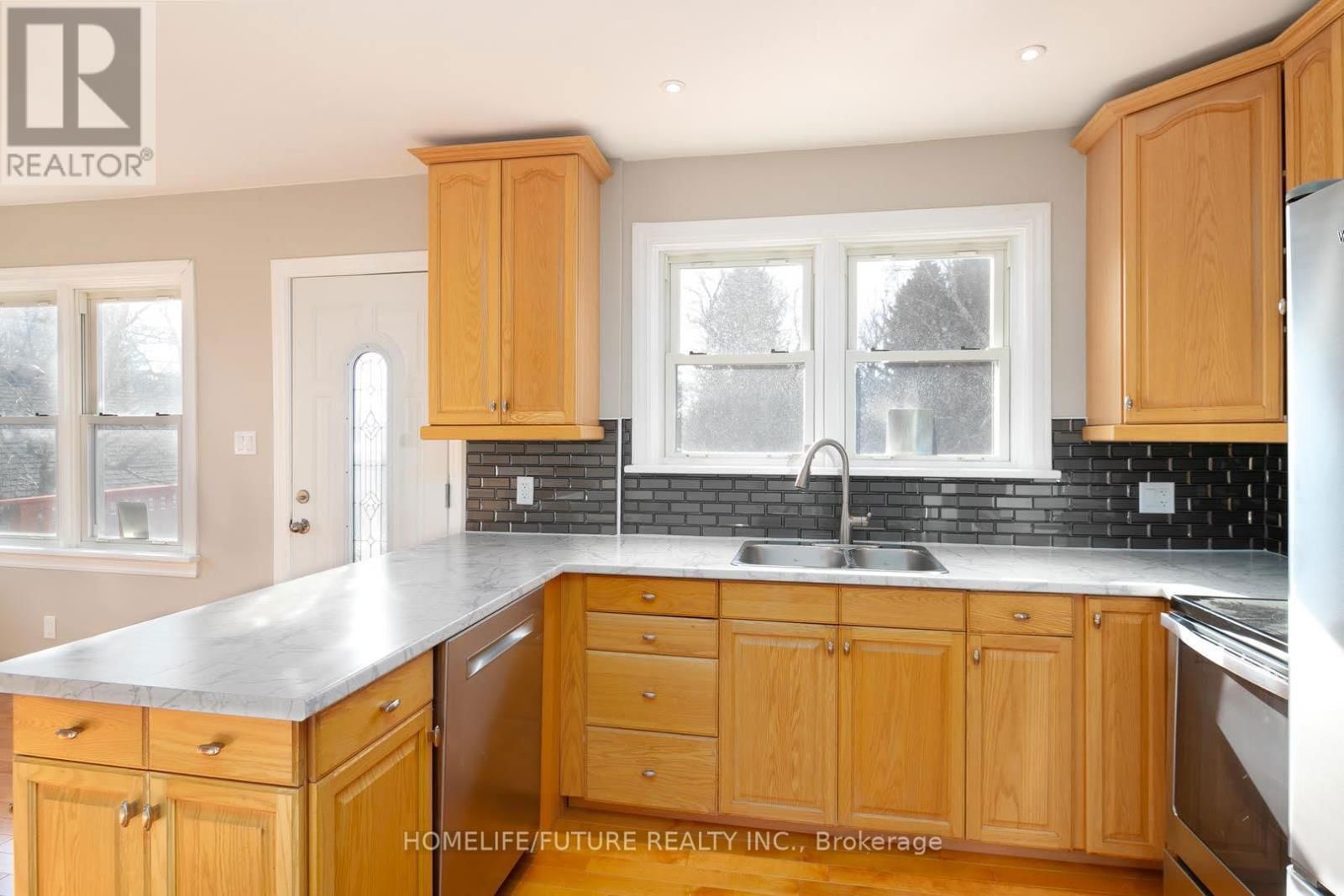 Upper - 76 YOUNG STREET Image 10