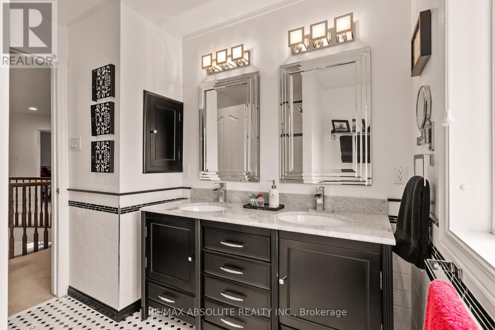 96 MANNING COURT Image 33