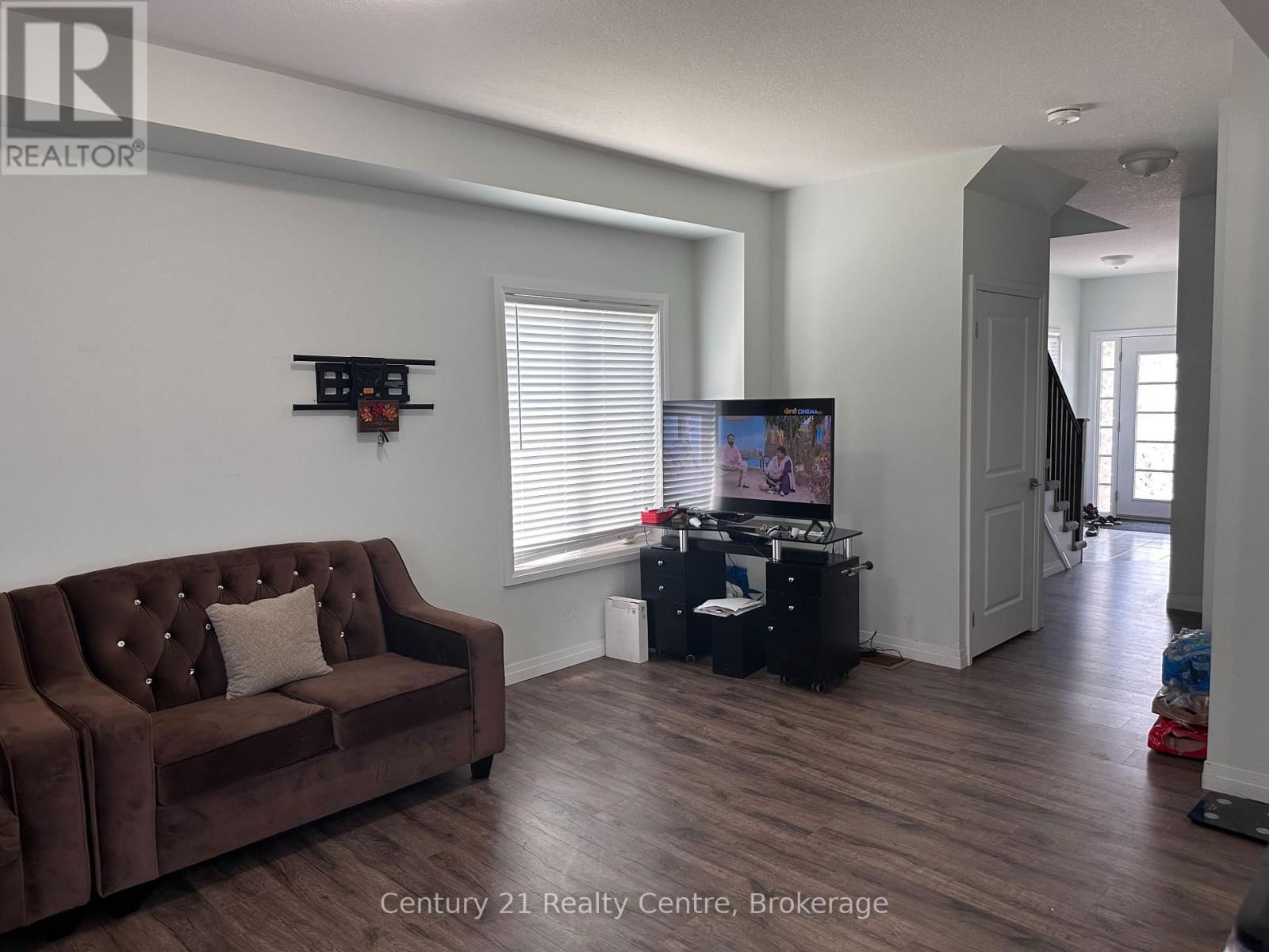 #32 - 520 GREY STREET Image 3