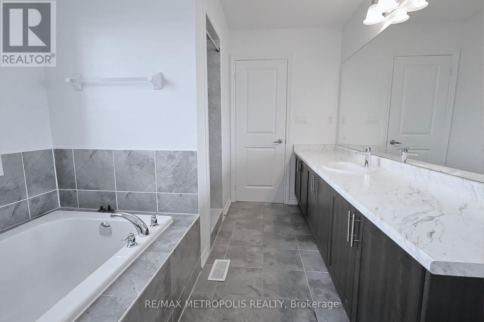 314 RUSSELL STREET Image 12