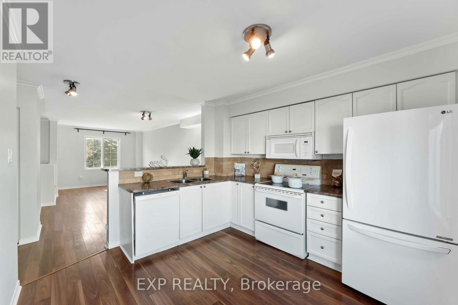 21 YORKVILLE STREET Image 10